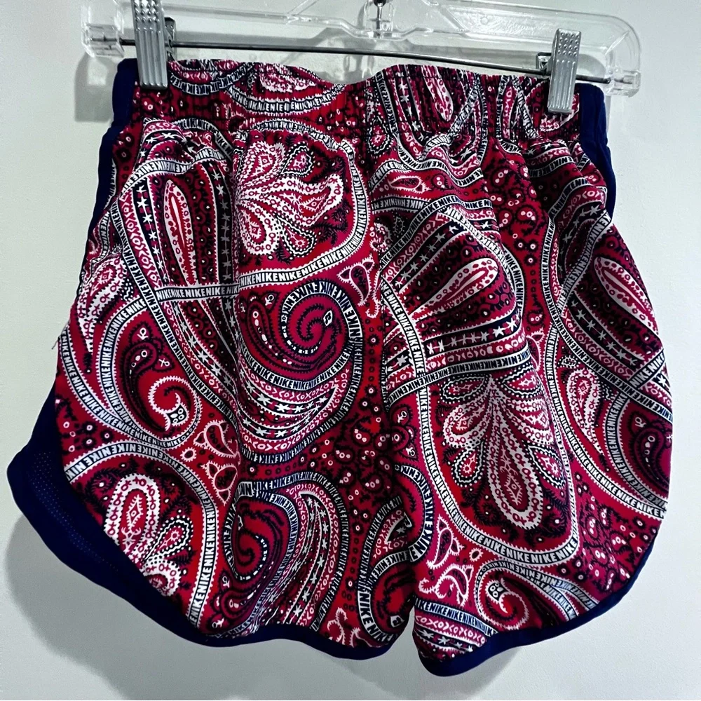 Nike’s women Tempo Paisley‎ running shorts size XS